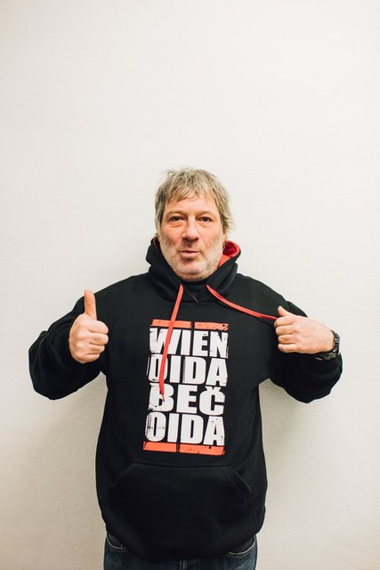 „Wien oida, Beč oida“ steht auf den Hoodies, die das Label Pexwear der Gruft gespendet hat.