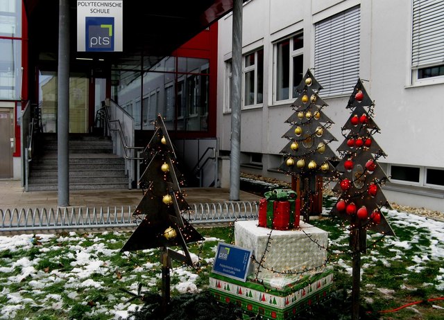 Die Schüler der PTS in Bruck an der Leitha ließen sich eine originelle Weihnachtsdeko einfallen, die sie in ihrer Werkstätte mit viel Liebe und Geduld herstellten und damit dem Eingang ihrer Schule einen besonderen weihnachtlichen Glanz verleihen. Da geht man gern vorbei! Und alle haben sich einen dicken Einser verdient!!!!