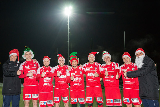 Vorwärts-Weihnachtsmänner: Andreas Milot, Josip Martinovic, Stefan Gotthartsleitner, Christoph Bader, Yusuf Efendioglu, Thomas Himmelfreundpointner, Michael Halbartschlager, Andreas Danninger und Gerald Scheiblehner (v. l.). | Foto: SKV/Penzinger