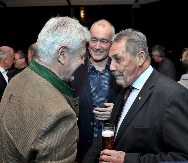 KAPFENBERG,AUSTRIA,03.DEC.17 - SOCCER - tipico Bundesliga, KSV 1919, Christmas celebration. Image shows Sepp Trippl (Peeroton), chairman Guenter Krenn (Kapfenberg) and Peter Putzgruber. Photo: GEPA pictures/ Hans Oberlaender | Foto: GEPA pictures/ Hans Oberlaender