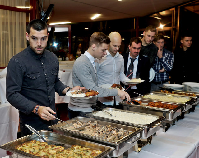 KAPFENBERG,AUSTRIA,03.DEC.17 - SOCCER - tipico Bundesliga, KSV 1919, Christmas celebration. Image shows Davor Bratic (Kapfenberg) and Josip Fucek (Kapfenberg). Photo: GEPA pictures/ Hans Oberlaender | Foto: GEPA pictures/ Hans Oberlaender