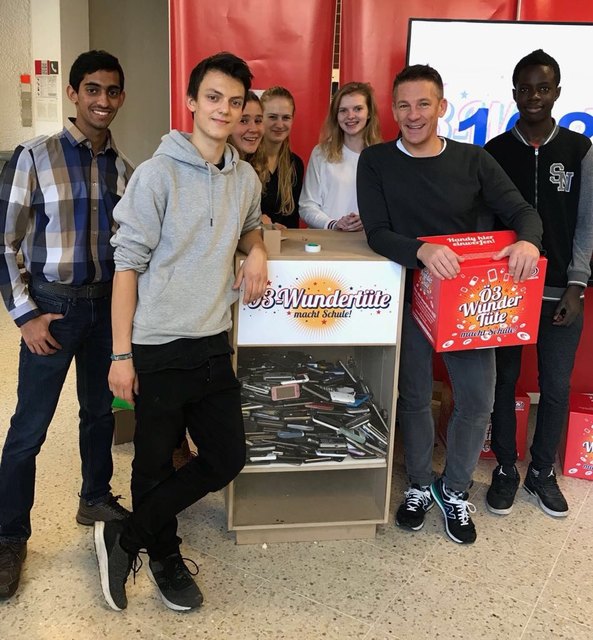 Gratuliert den Grazer Schülern: Andi Knoll von Ö3 (2.v.r.) | Foto: Hitradio Ö3