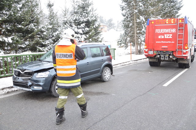 Die Feuerwehr St. Martin musste ein verunfalltes Fahrzeug gesichert abstellen.