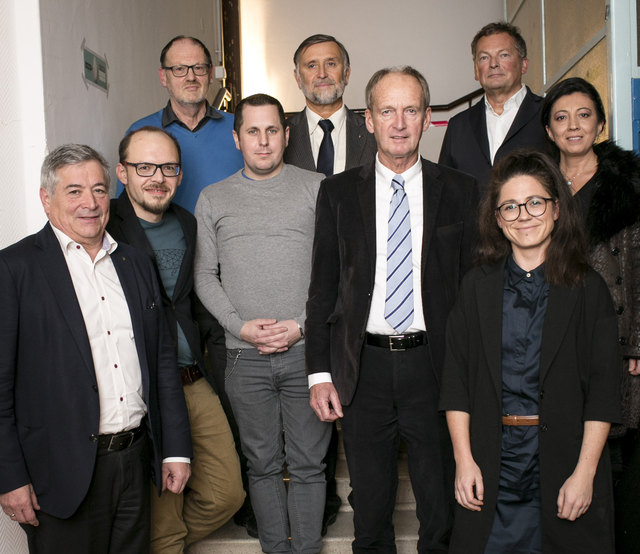 Günter Cerny (Sparkasse), Richard Schachinger (OKH Co-Sprecher), Gemeinderat Hans Übleis, Gemeinderat Roland Pröll-Bachinger, Bezirkshauptmann Martin Gschwandtner, Bürgermeister Herbert Brunsteiner, Peter Weinhäupl (Gustav Klimt Stiftung), Jolanda de Wit (OKH Co-Sprecherin) und Gemeinderätin Ipek Kudis (v.l.). | Foto: Elke Holzmann
