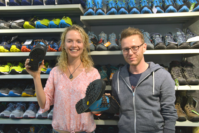 Gewinnerin Eva Wallmann mit Junior-Chef René Wallinger von WM-Sport in Abtenau.