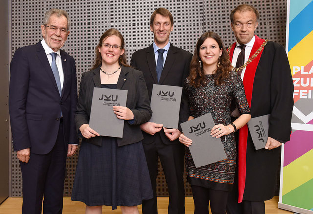 Alexander Van der Bellen, Johanna Novacek, Peter Gangl, Helene Ranetbauer  und Meinhard Lukas (Rektor der JKU) bei der Dekretüberreichung. | Foto: Andreas Röbl