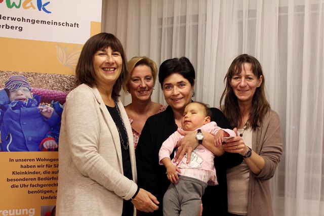 Christine Lapp mit Jutta Reiterer, Rosemarie Knoth, Doris Mayer und der kleinen Mary (v.li.n.re.)