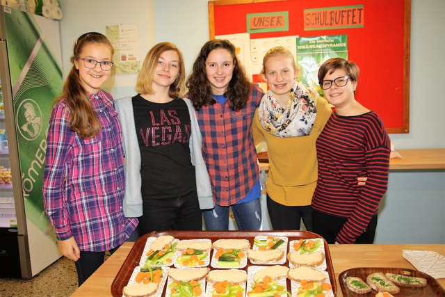 Initiatorin Sophie Tatzer (zweite von rechts) machte mit ihren Klassenkolleginnen der 4b Ronja Pfau, Nicole Schalk, Kathrin Irsa und Selina Kolland den Jausendienst.