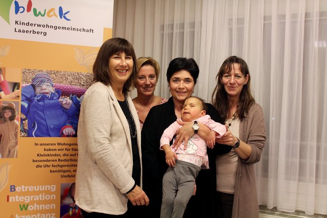 Christine Lapp mit Jutta Reiterer, Rosemarie Knoth, Doris Mayer und der kleinen Mary (v.li.n.re.)
