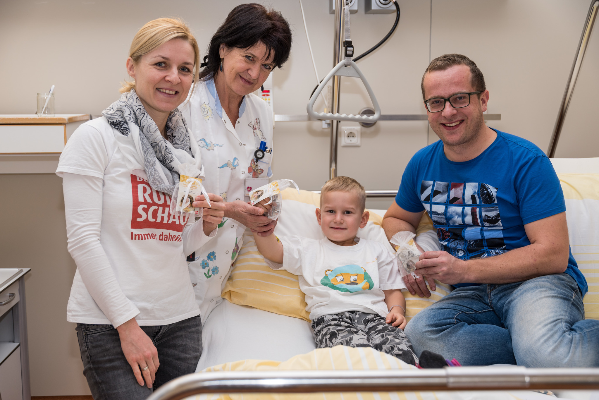 Weihnachtsfreude im Spital: BezirksRundschau Glücksengerl besuchten ...