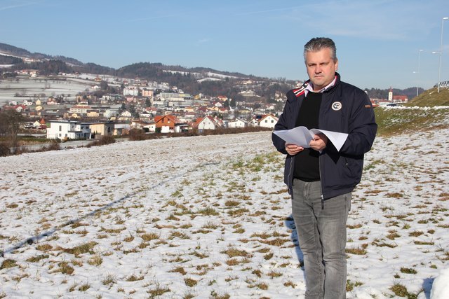 Bürgermeister Wolfgang Zingl freut sich über den ersten Betrieb im neuem Gewerbepark direkt an der B54.