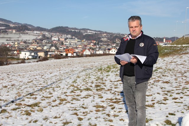 Bürgermeister Wolfgang Zingl freut sich über den ersten Betrieb im neuem Gewerbepark direkt an der B54. | Foto: KK