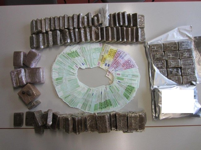 20 Kilo Cannabisharz und 37.000 Euro Bargeld haben den Besitzer gewechselt. | Foto: LPD Wien