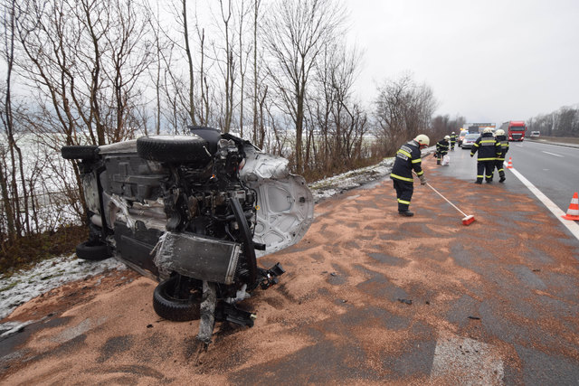 Ziemlich ramponiert wurde der Pkw beim Unfall auf der A12 bei Radfeld, die Lenkerin blieb unverletzt. | Foto: ZOOM.TIROL