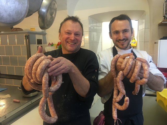 Bräuwirt Karl und Stefan Steinwender mit den frischen Bratwürsten.