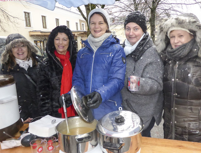 (v.l.n.r.): Sieglinde Buchberger, Monika Primetshofer, Bürgermeisterin Kerstin Suchan-Mayr, Birgit Wallner und Rosi Schober verteilten Suppe am St. Valentiner Hauptplatz | Foto: SPÖ Frauen