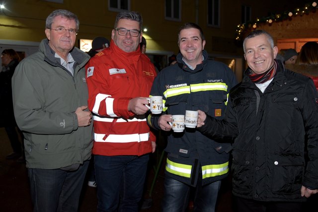 Traun Feuerwehr & Rotes Kreuz luden zum CharityGlühweinstand ein