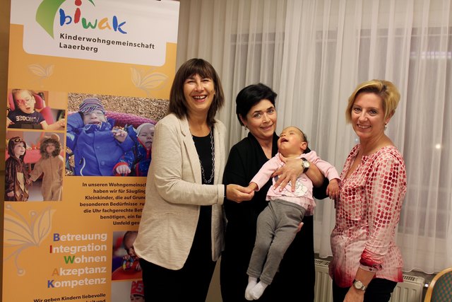 Christine Lapp mit Rosemarie Knoth, Jutta Reiterer und der kleinen Mary