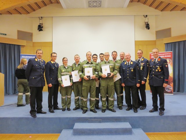 Erfolgreich "maturiert": Die Lavanttaler Feuerwehrmaturanten mit unter anderen Bezirksfeuerwehrkommandant Wolfgang Weißhaupt (Dritter von rechts) | Foto: FF Wolfsberg