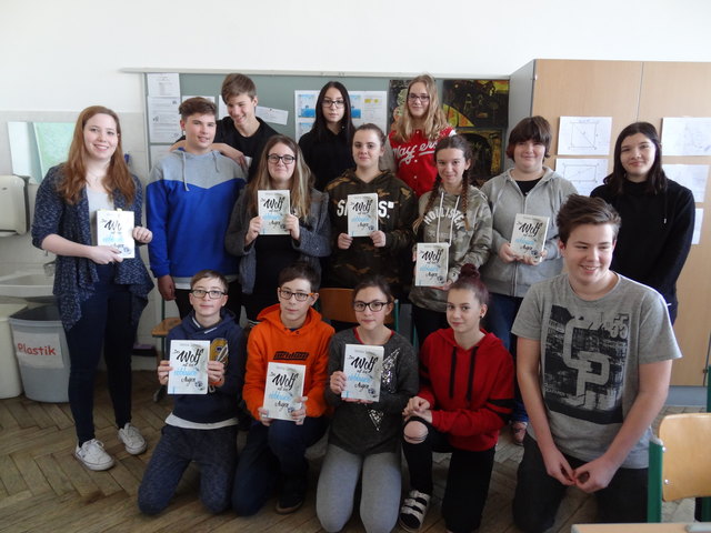 Die junge, engagierte Autorin Verena Schiegl (links) stellte in der NMS Langenlois ihr neu-estes Fantasy-Buch „Der Wolf mit den eisblauen Augen“ vor. Sie erzählte unter an-derem, wie sie zum Schreiben kam, dass sie derzeit als Lehrling für Einrichtungsbe-raterin bei der Firma Leiner arbeitet, daneben die Matura macht und dass sie auch für ein Monat in Irland gearbeitet hat. Zum Abschluss konnten die SchülerInnen das Buch mit persönlicher Widmung käuflich erwerben.
