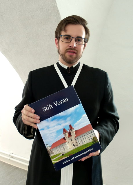 Kaplan Bernhard Mayrhofer präsentiert sein „erstes“ Buch. | Foto: Glössl