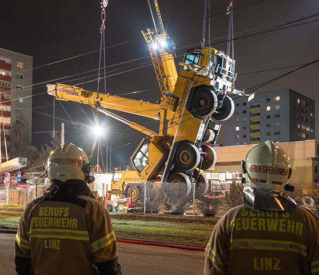 Erst in den Nachtstunden konnte der umgestürzte Kran geborgen werden. | Foto: FOTOKERSCHI.AT/KERSCHBAUMMAYR