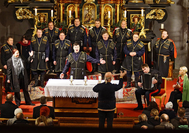Es werden Weihnachtslieder aus Ost und West zu hören sein.