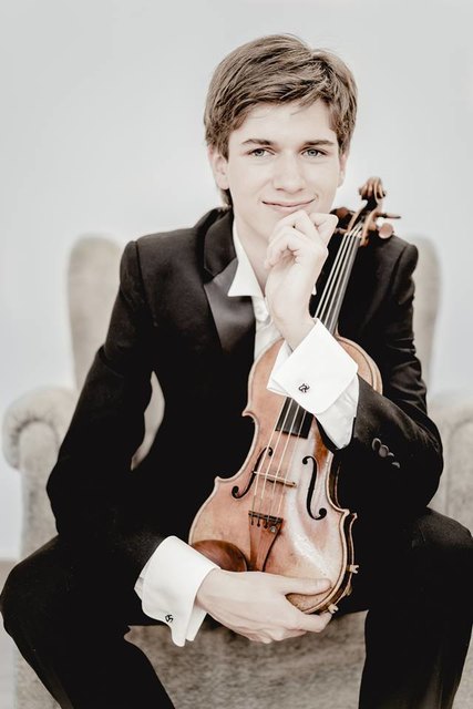 Der junge Solist Julian Walder bestreitet den ersten Teil des Programms mit Tschaikowskys wunderschönem Violinkonzert. | Foto: Andrej Grilc
