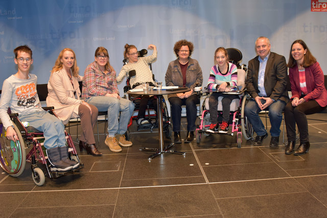 Eine Projektgruppe befasste sich mit dem Thema Wohnen: v.li.: Marco Sabitzer, Kinder- und Jugendanwältin Elisabeth Harasser, Anna Kolb, Nora Steinacher, Petra Flieger, Tatjana Eder, Roland Astl und die Vorsitzende des Monitoringausschusses Isolde Kafka. | Foto: Land Tirol/Reichkendler