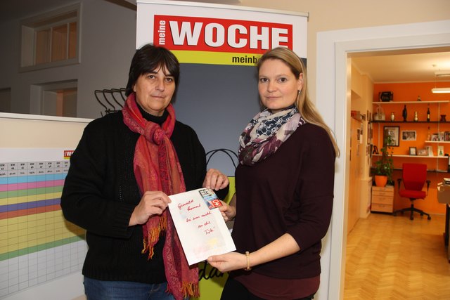 "Gewalt kommt bei uns nicht in die Tüte", so das Motto der Verteilaktion, mit der Barbara Spiz von den SPÖ Frauen auch bei uns im WOCHE Büro war, hier mit Geschäftsstellenleiterin Elisabeth Korbe. | Foto: Veronik