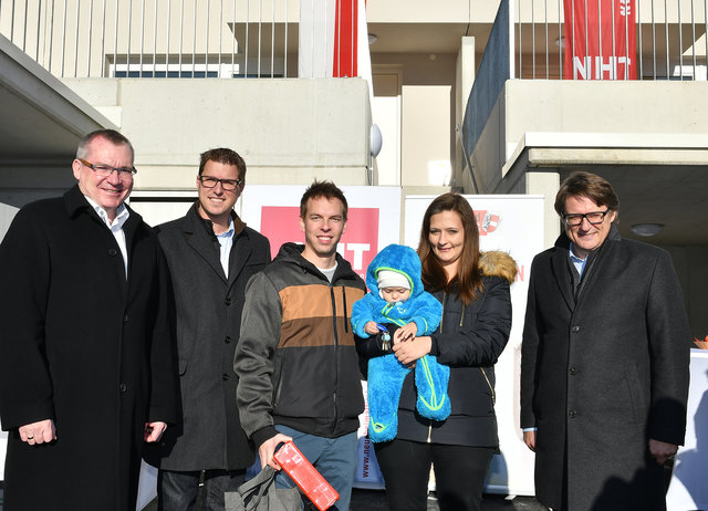 Feierliche Schlüsselübergabe in Telfs (von links): Wohnbaulandesrat Johannes Tratter, Bürgermeister Bürgermeister Christian Härting und NHT-Geschäftsführer Hannes Gschwentner (re.) freuen sich mit Felix Felderer, Melanie Rosenkranz und dem kleinen Jonas über das neue Zuhause.﻿ | Foto: NHT/Vandory