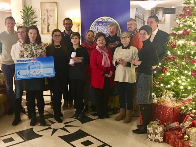 Mitglieder des Soroptimist Clubs mit Gewinnern, Sponsoren und Vertreterinnen des Frauenzentrums. | Foto: Soroptimist Club Lienz