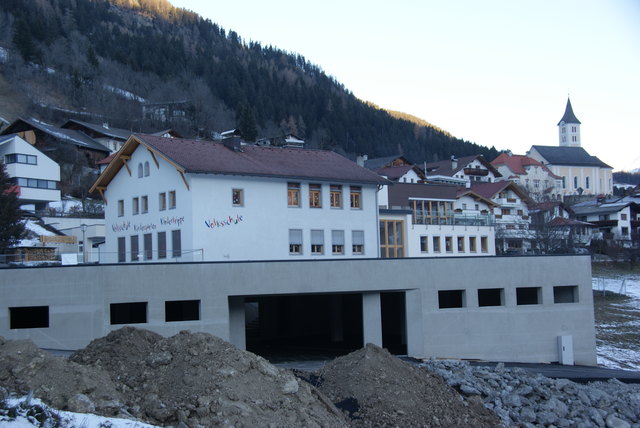 Bei der Volksschule Ladis wurde eine neue Tiefgarage mit 19 Stellplätzen gebaut.