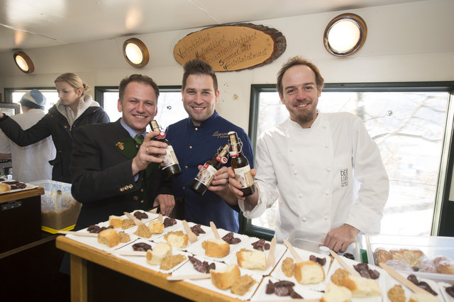 Flying Buffet zwischen den Waggons der Feistritztalbahn bei der Sonderfahrt für den guten Zweck. | Foto: Rene Strasser