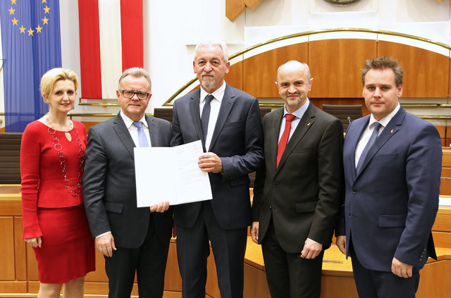 LSR-Dir.in OReg.rätin Mag.a Sandra Steiner, LSR-Präs. LH Hans Niessl, Mag. Robert Friedl, neuer Direktor der BHAK/BHAS Oberpullendorf, Mag. Heinz Zitz, Amtsführender Präsident des Landesschulrates für Burgenland, DI Thomas Schober, LSI für HTL, Berufsschulen und Informationstechnologie | Foto: Bgld. Landesmedienservice