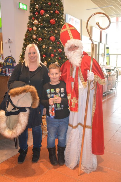 Der Nikolaus verteilte Geschenke und war auch beliebtes Fotomotiv.
