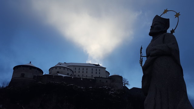 Am frühen Morgen ein Blick vorbei am Heiligen Johannes Nepomuk hinauf zur Festung