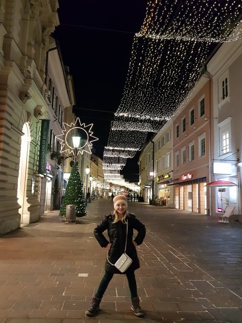 Sehr gerne spaziert Claudia Abends mit uns durch die Klagenfurter Altstadt. Hier ein Erinnerungs-Foto an die Adventszeit 2017.