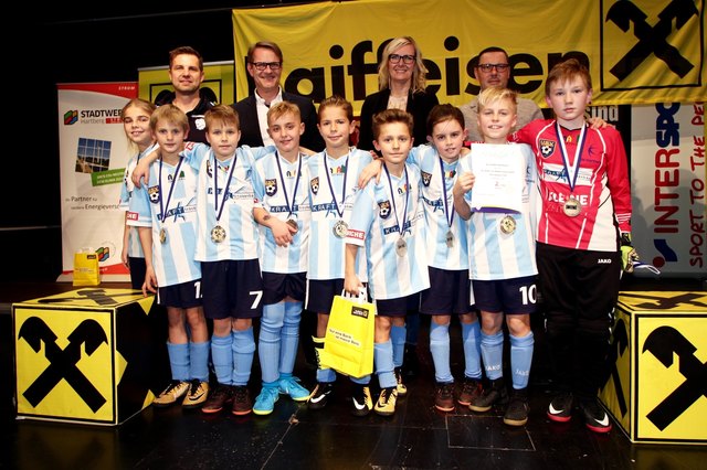 Bgm. Marcus Martschitsch, Andrea Konrath und Erwin Zöttl gratulierten den Juniors Hartberg I zum zweiten Platz.