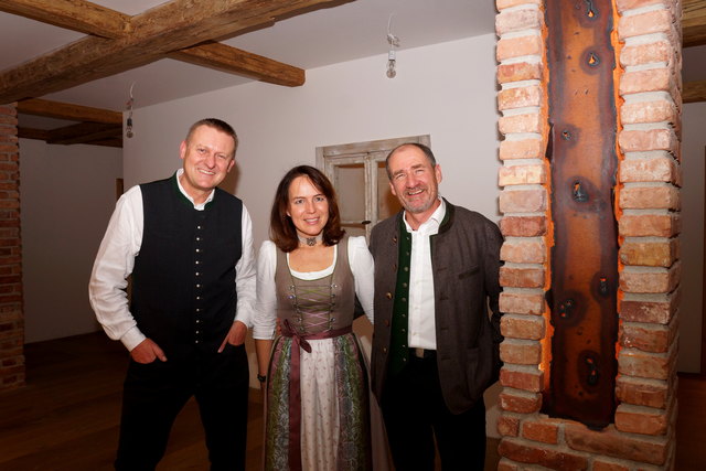 Die beiden Bauhandwerker Peter Hagn und Werner Wimmer mit dessen Frau Michaela, die für die Verwaltung zuständig ist.