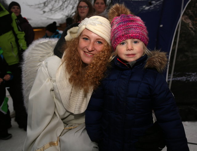 Engerl Madeleine Schmiderer mit Laura Koch.