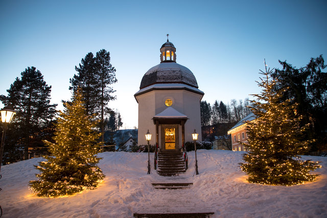 Stille Nacht Kapelle in Oberndorf:
Hier erklang 1818 das Weihnachtslied "Stille Nacht, Heilige Nacht" zum ersten Mal.
Kapelle, Schnee, Winter, verschneit, Gedenkkapelle, Jubiläum Stille Nacht, 200 Jahr Jubiläum, Salzburgerland, Jahreszeit, Sehenswürdigkeit, romantisch, Dämmerung, Lichter, blaue Stunde, Beleuchtung, Romantik
Foto: Franz Neumayr      6.1.2017 | Foto: Franz Neumayr