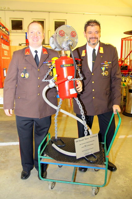 Anlässlich der Feier des 50. Geburtstages des Abschnittsfeuerwehrchef Harald Schwab wurden Geschenke überreicht: Das kreativste überreichte der Gaweinstaler Feuerwehrchef Wolfgang Schuppler:  einen Feuerwehrmann, gebaut aus Feuerwehrgeräten! Happy Birthday und möge das Maxl einen würdigen Platz bekommen.