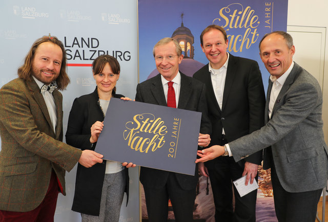 Präsentation der Aktivitäten zum 200 Jahr Jubiläum von Stille Nacht 2018 im Chiemseehof: Paul Estrela, LR Martina Berthold, LH Wilfried Haslauer, Philip von Maldeghem und Leo Bauernberger | Foto: Franz Neumayr