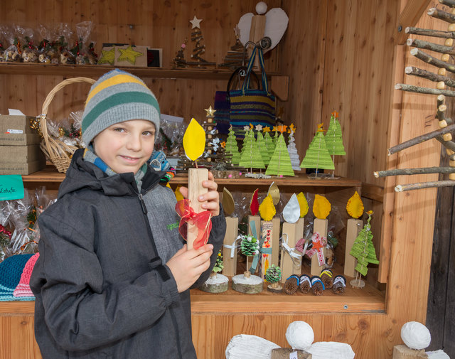 Hendrik, 3. Klasse Volksschule, beim Stand seiner Schule