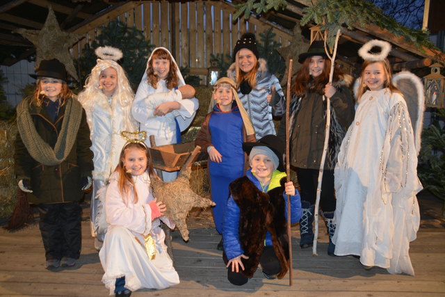 Das Krippenspiel beim Adventmarkt hat schon Tradition.