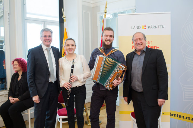 LH Peter Kaiser und LR Rolf Holub mit den Geschwistern Spitzer