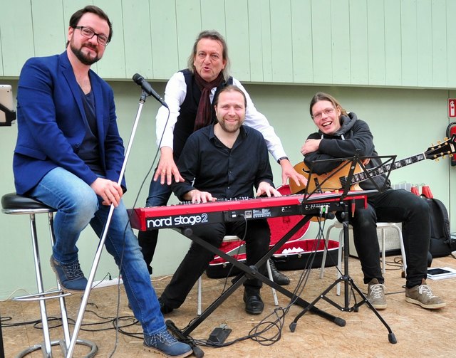 Geballte Musik-Power: Simon Kräutler, Alexander Goidinger und Stefan Wolf mit Markus Linder