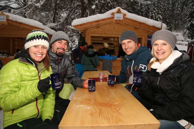 Anita und Simon Hinterseer, Hannes Zehentmayr und Carina Hofer in Weihnachtsstimmung.