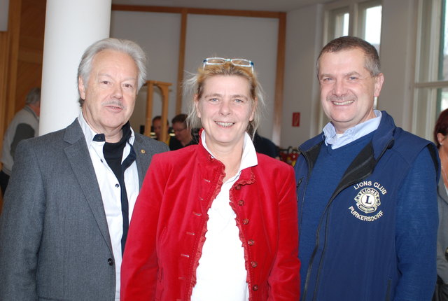 Lions-Obmann Gerald Frey, Choreographin Kristel Demaere und Michael Holub vom Lions-Club Wienerwald